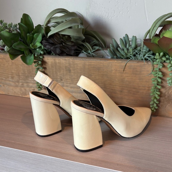 NWOT Almista Vince Camuto  Pointed Toe Slingback Chunks Heels    Cream - Picture 4 of 5